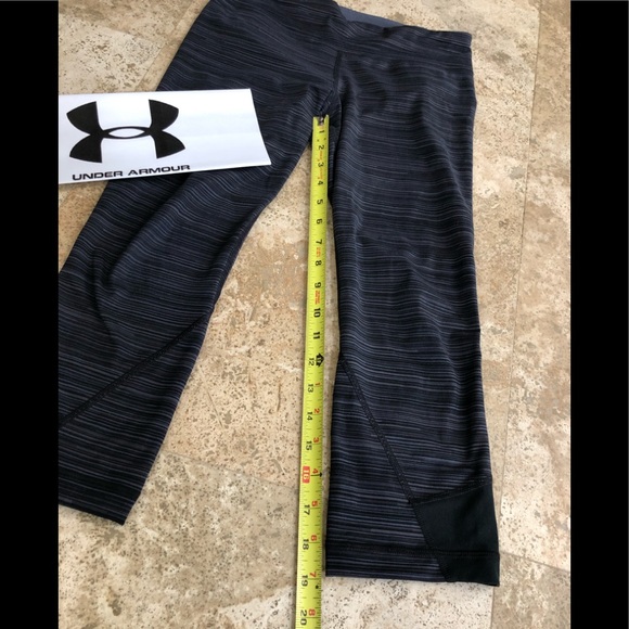 🏋️‍♀️ Under Armour Gray Black Capris - Size S - Picture 3 of 7